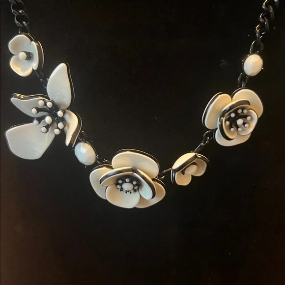 Elegant Black and White Floral Necklace and Earring Set - Picture 2 of 3
